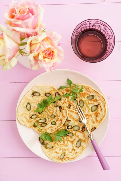 Purpurfarbene Spargelpfannkuchen — Stockfoto