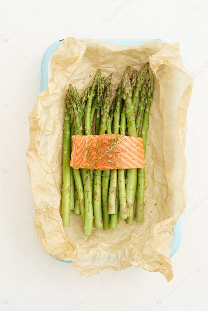 Green asparagus with salmon
