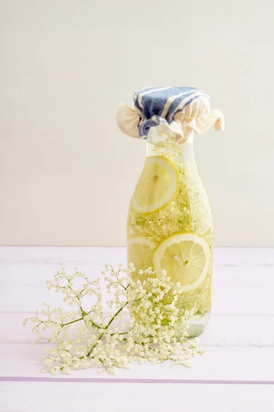 Infused elderflower syrup — Stock Photo, Image