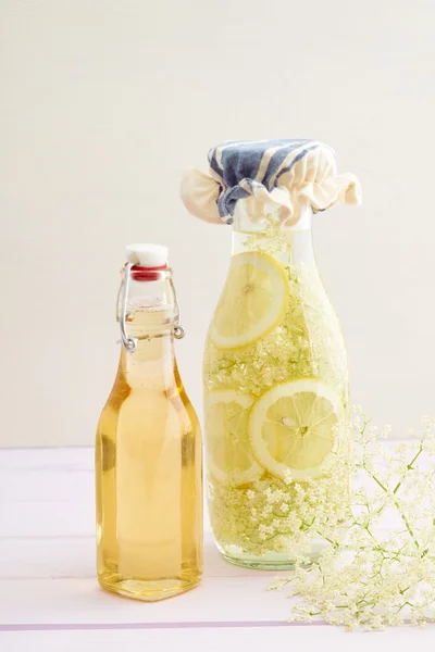 Infused elderflower syrup — Stock Photo, Image