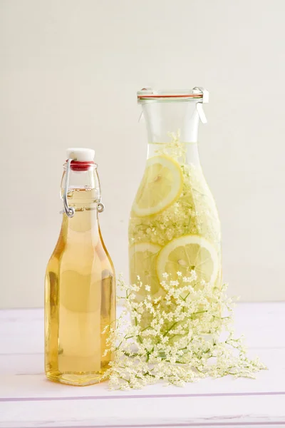 Infused elderflower syrup — Stock Photo, Image