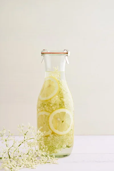 Infused elderflower syrup — Stock Photo, Image