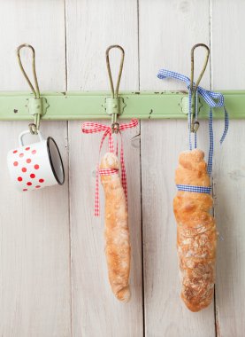 Baget ekmek ve bir bardak