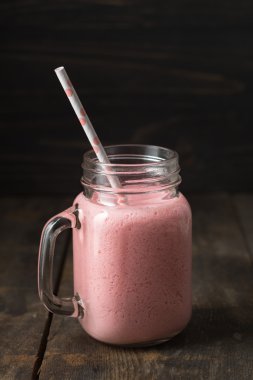 Güler yüzlü bir cam