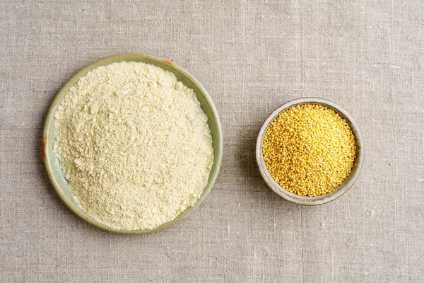 小米种子和小米面粉 — 图库照片