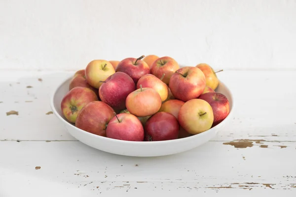 Äpfel in einer Schüssel — Stockfoto