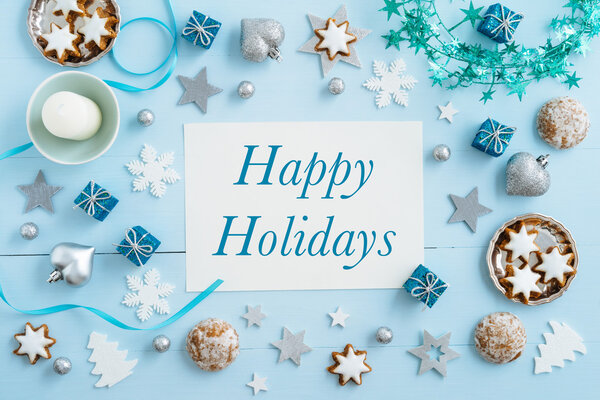 Синее рождественское украшение на дереве
