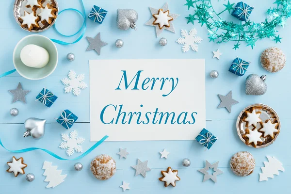 Ahşap üzerine mavi Noel dekorasyon