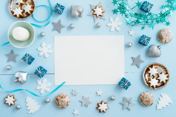 Ahşap üzerine mavi Noel dekorasyon