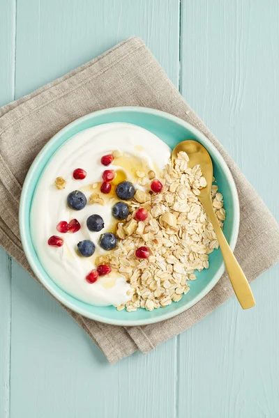 Breakfast oats with berries — Stock Photo, Image