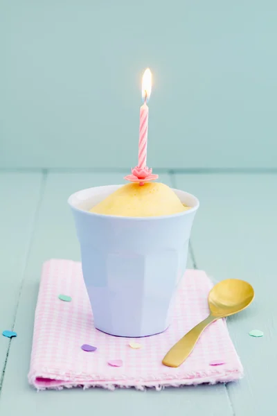 Mug cake with candle — Stock Photo, Image