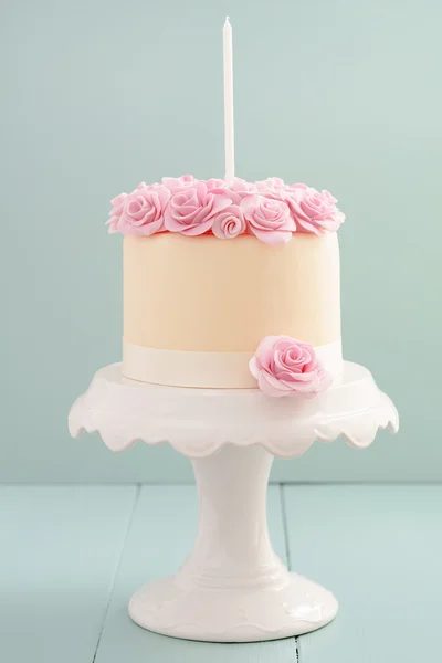 Cake with sugar roses — Stock Photo, Image