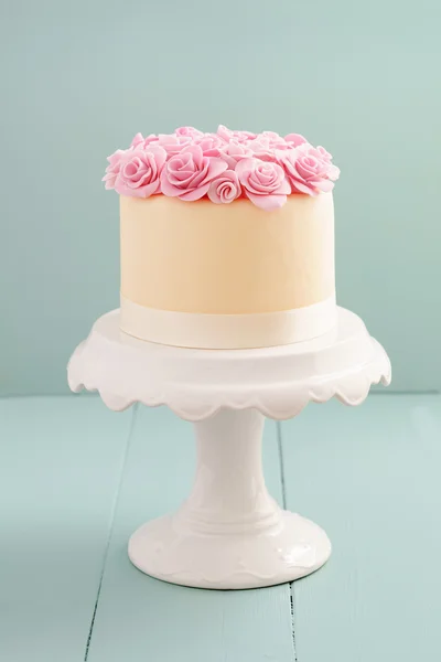 Cake with sugar roses — Stock Photo, Image