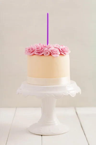 Tårta med socker rosor — Stockfoto