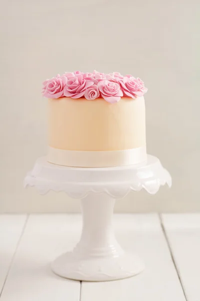 Cake with sugar roses — Stock Photo, Image