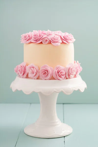 Cake with sugar roses — Stock Photo, Image