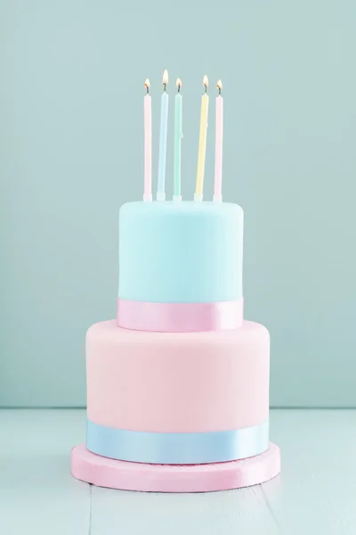 Bolo de aniversário com velas — Fotografia de Stock