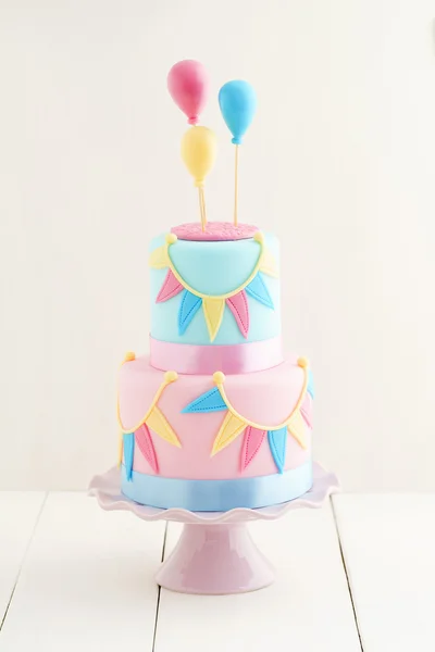 Tort urodzinowy z balonami — Zdjęcie stockowe