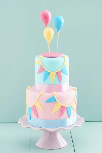有气球的生日蛋糕 免版税图库图片