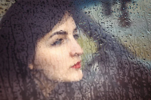 Arabadaki genç bir kadın portresi — Stok fotoğraf