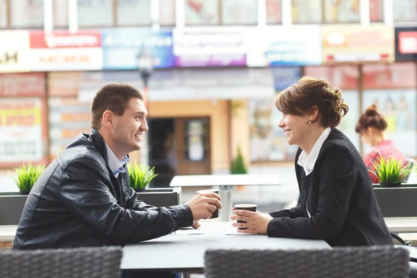 Pareja joven pasa tiempo en la cafetería —  Fotos de Stock