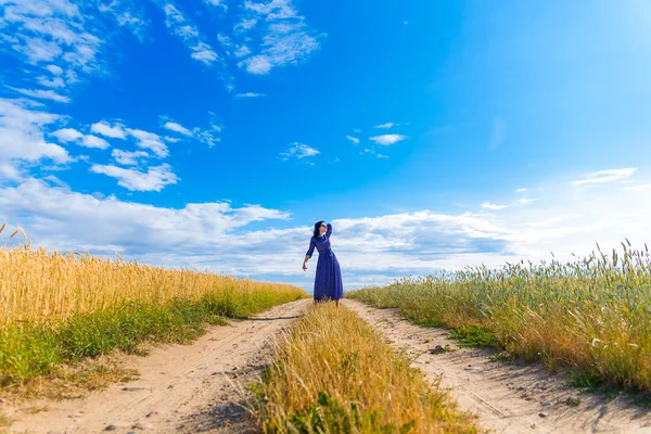 Beautiful brunette woman in wheat field — Stock Photo, Image