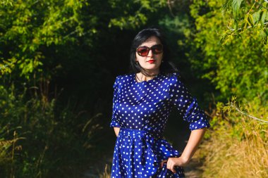 Uzun elbise giyen güzel genç bayan