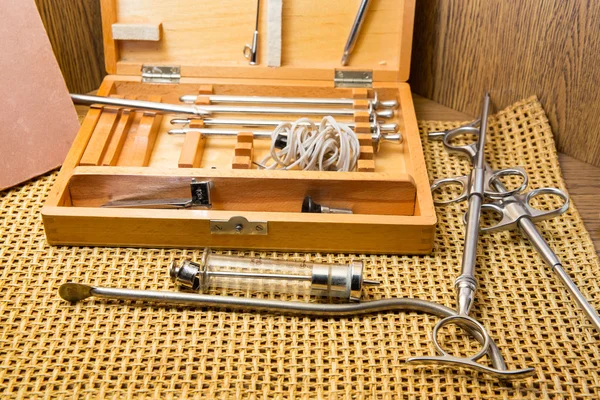 Старые медицинские и хирургические инструменты — стоковое фото