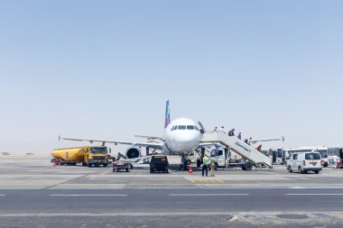 Küçük gezegen Airbus A320 disembarking yolcular