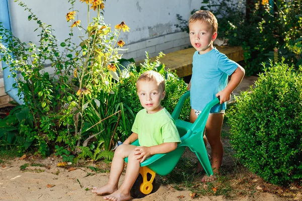 Irmãos gêmeos jogando — Fotografia de Stock