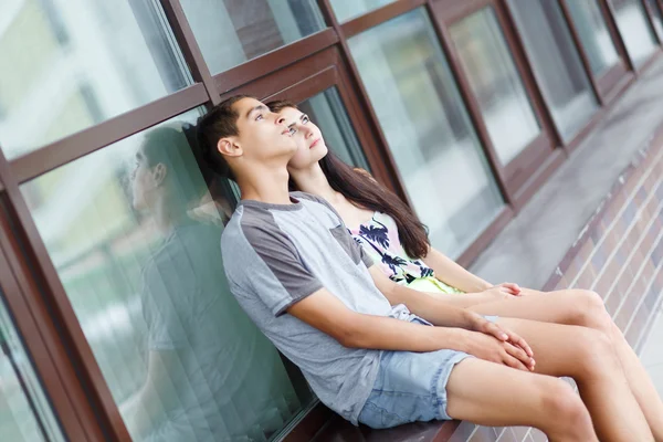 Pareja joven enamorada — Foto de Stock