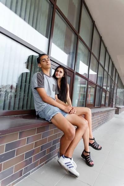 Pareja joven enamorada — Foto de Stock