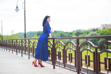 güzel genç esmer kadın