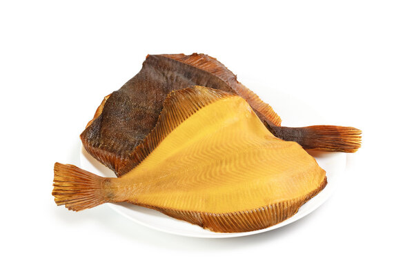 Две копченые плоские рыбы на тарелке
 