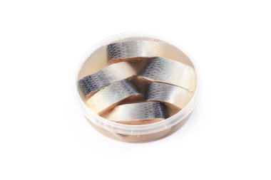 Plastik bir tencerede tuzlu tane ringa balığı 