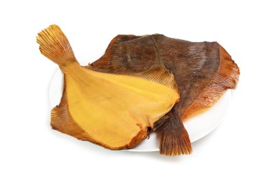 Plaka üzerinde iki sıcak füme yassı balıklar 