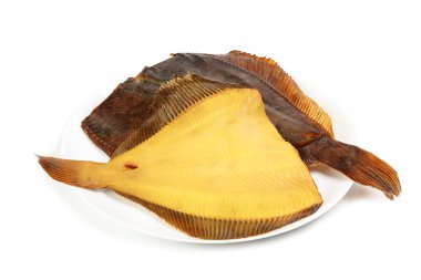 Plaka üzerinde iki sıcak füme yassı balıklar 