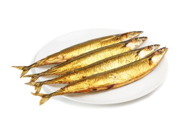 Plaka üzerinde soğuk füme saury
