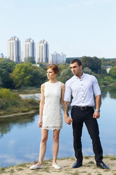 Hermosa pareja joven mirando hacia el futuro — Foto de Stock