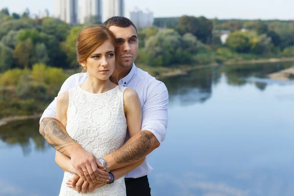 Bonito jovem casal abraçando — Fotografia de Stock