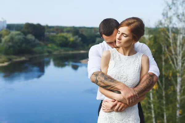 Beautiful young couple embracing — Stock Photo, Image