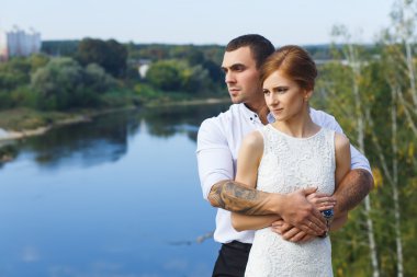 güzel genç bir çift kucaklayan