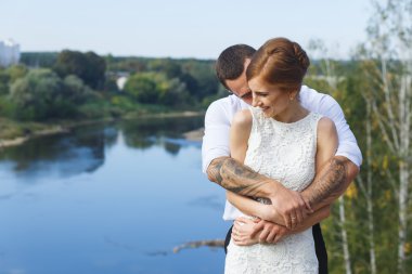 güzel genç bir çift kucaklayan