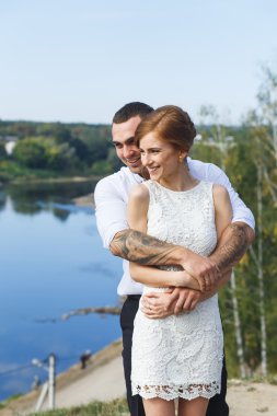 güzel genç bir çift kucaklayan
