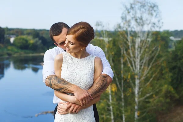 güzel genç bir çift kucaklayan