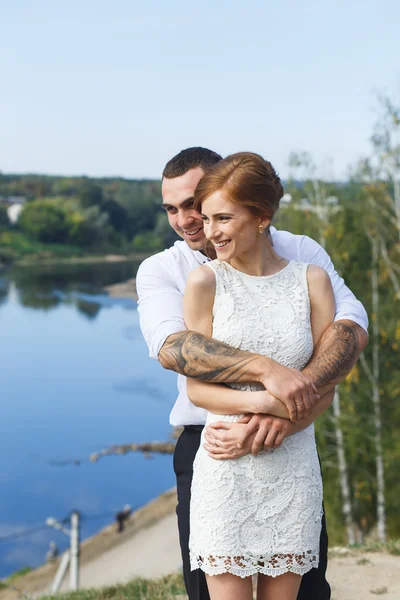 güzel genç bir çift kucaklayan