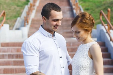 Adam güzel bir kadınla