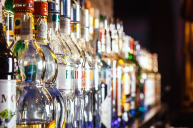 Bulanık alkol şişeleri bir çubuğu