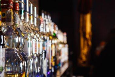 Bulanık alkol şişeleri bir çubuğu