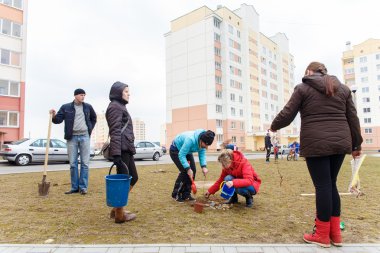sakinleri bahçede ağaç bitki